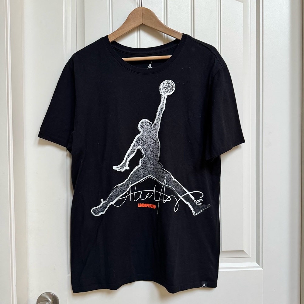 Nike Air Jordan x Aleali x Undefeated Strikes Back Black/Silver T-shirt. Size L